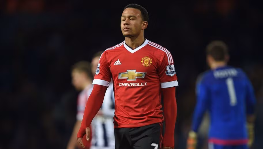 Cầu thủ tiếp theo nằm khiến nhiều CĐV của CLB Quỷ đỏ thành Manchester buồn lòng đó là Memphis Depay. Cầu thủ chạy cánh người Hà Lan từng được xem như là giải pháp đột phá cho hàng công của Man United tuy nhiên đến thời điểm hiện tại, những gì mà Depay làm được là rất hạn chế.