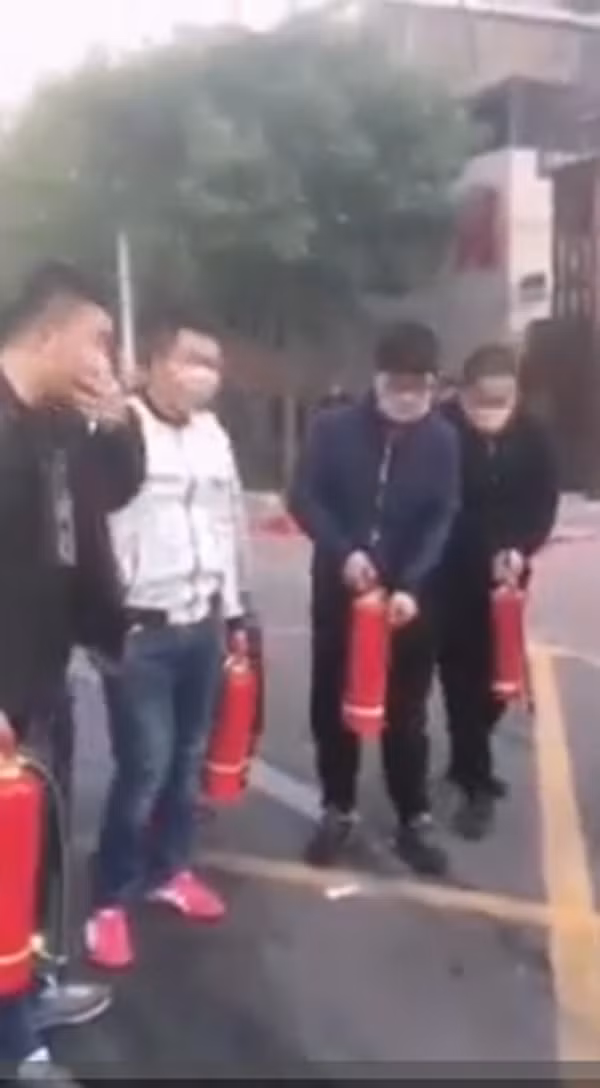 Đồng tình với Minh Tuấn là rất nhiều dân mạng khác, họ còn dẫn chứng một vụ việc ở Trung Quốc khi chàng trai bị bỏng nặng khi bị bạn bè trói vào cột điện và liên tục xịt bình chữa cháy vào người.