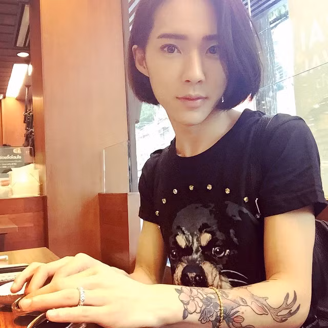 Theo những thông tin mà các dân mạng có được thì chủ nhân của tài khoản Instagram nói trên là là chàng trai tên Yan You (Nham Hựu), đến từ Thượng Hải (Trung Quốc).