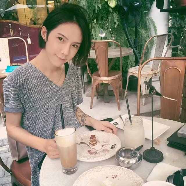 Vẻ đẹp của Yan You khiến nhiều người liên tưởng đến nam diễn viên Jang Geun Suk một ngôi sao cũng sở hữu vẻ đẹp như con gái trong bộ phim nổi tiếng của Hàn Quốc là You Are So Handsome.