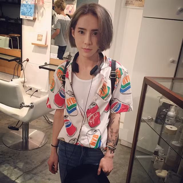 Trai đẹp Trung Quốc này có khuôn mặt thanh tú, da trắng, mắt to, chiếc mũi cao thẳng và khuôn miệng trái tim xinh xắn.