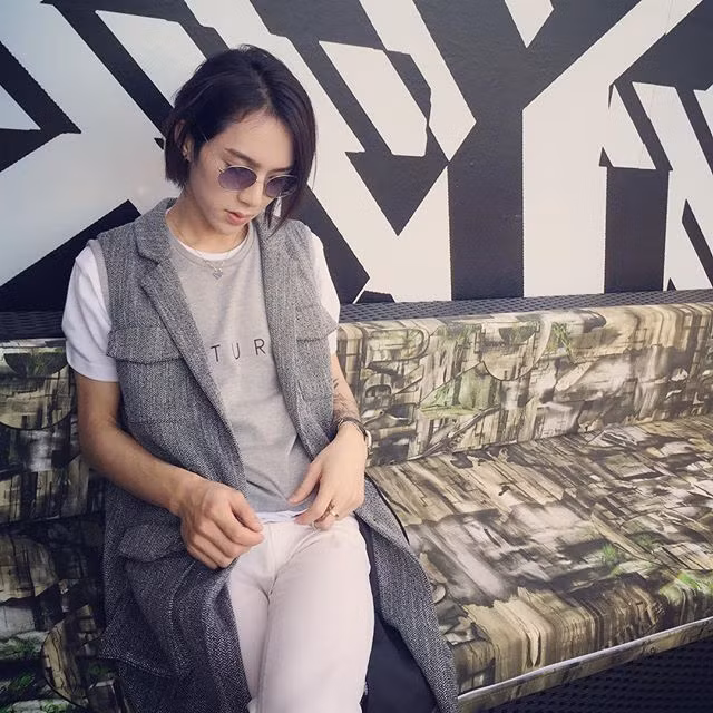 Với ngoại hình đặc biệt của mình, Yan You thu hút được lượng khách hàng không nhỏ. Anh chàng thường tự làm mẫu cho các sản phẩm thời trang. Ảnh: Instagram.