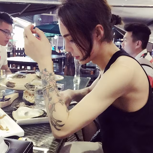 Bên cạnh đó, anh chàng xinh gái này sở hữu một hình xăm ở cánh tay trái vô cùng cá tính với chiếc đầu tuần lộc đang là mốt của giới trẻ.