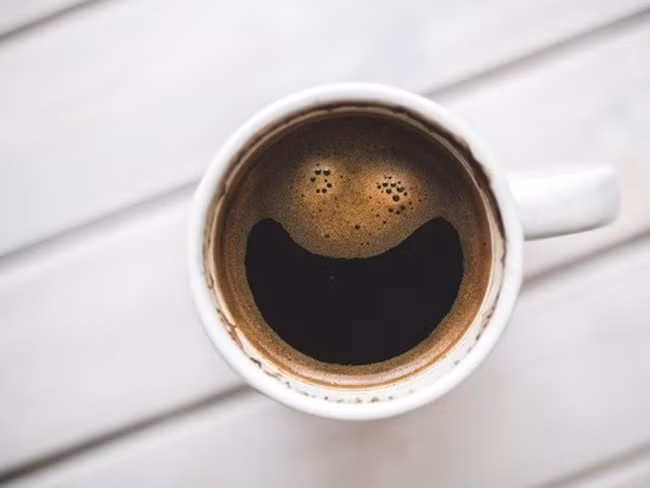 Uống cà phê không đường: cà phê chứa đầy đủ các chất chống oxy hóa và các hợp chất có lợi hỗ trợ giảm cân hiệu quả. Ngoài ra, chất caffeine trong cà phê giúp tăng cường quá trình trao đổi chất trong cơ thể từ 3-11% nếu không bị “cản trở” bởi hàm lượng đường và chất béo bổ sung.