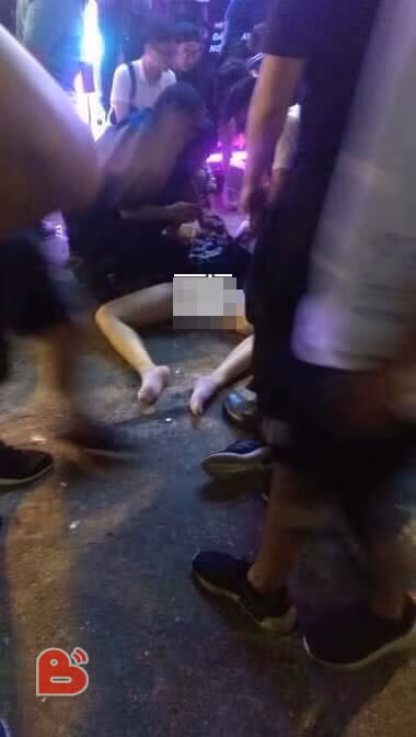 Nhiều dân mạng còn chia sẻ thêm rằng, trong các nhạc hội có nhạc điện tử (EDM) trước đây không thiếu những tình trạng các bạn trẻ sử dụng chất kích thích dạng ma túy và khi quá liều dẫn tới sốc thuốc khiến cơ thể rơi vào tình trạng hôn mê và nguy hiểm cho tính mạng.