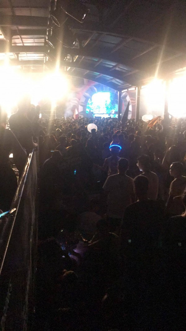 Cụ thể, tối qua (16/9), tại Công viên nước Hồ Tây (phường Nhật Tân, quận Tây Hồ) diễn ra lễ hội âm nhạc điện tử có tên gọi "Du hành mặt trăng". Trong khi diễn ra buổi biểu diễn, nhiều nam nữ thanh niên bất ngờ có biểu hiện lạ, bị ngất đã được đưa đi cấp cứu tại Bệnh viện E, Bệnh viện 354, Bệnh viện Bạch Mai.