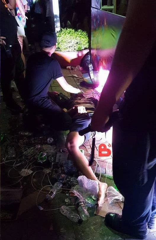 Nickname Hoàng Bình chia sẻ: "Đi mấy đại nhạc hội kiểu có nhạc điện tử như này sợ lắm. Các thanh niên tranh thủ đi "xả thuốc", đã đông thì chớ, các bạn còn hút lấy hút để, mùi khét của cần, cỏ nồng nặc khiến người đứng cạnh cũng buồn nôn. Sốc do chơi quá liều hay nhạc hay, thuốc ngon là chắc rồi".