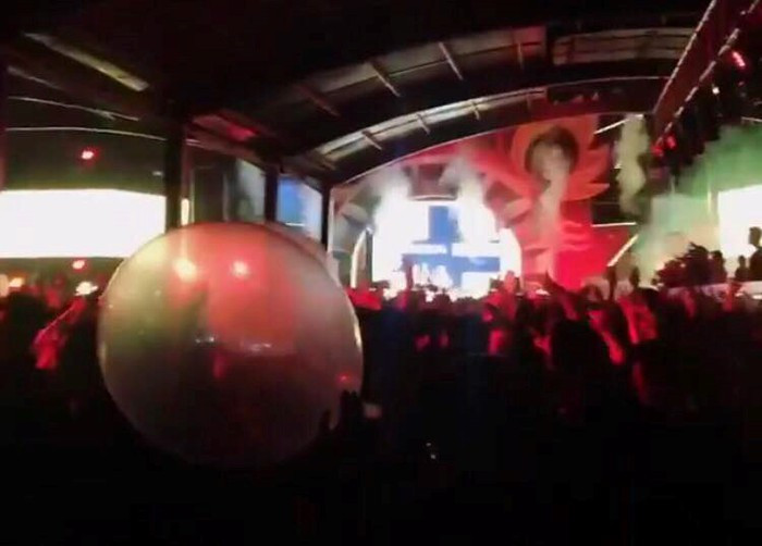 Nickname Văn Tuấn chia sẻ bức ảnh "dân chơi" mang bóng cười vào lễ hội âm nhạc hồ Tây vừa qua, kèm theo dòng bình luận: "BTC thì liên tục nhắc người tham gia không được mang chất kích thích vào trong khuôn viên lễ hội. Nhưng dù có nói nữa thì bóng cười vẫn xuất hiện. Mình đứng cạnh mấy thanh niên phê pha, tay chân múa loạn hết cả lên. Dính vào mặt mình mấy lần nhưng thôi đành. Còn mấy ca tử vong thì mình nghĩ là do chơi quá liều rồi dẫn đến sốc thôi".