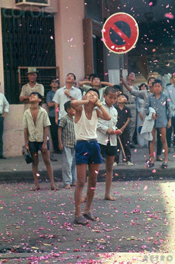 Nhưng cũng vì thế, mà đôi khi người ta lại thèm vị Tết xưa da diết. Cái mộc mạc, thân thương nhưng quá đỗi đầm ấm ấy giờ nhắc lại là cả một trời kí ức thương nhớ.