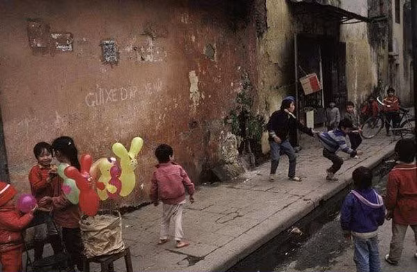 Thời nào cũng vậy, trẻ con vẫn là người mong Tết nhất. Nhưng ngày nay chúng không ra đường để vui chơi mà chỉ muốn ở nhà để chơi điện tử trên những chiếc điện thoại thông minh.