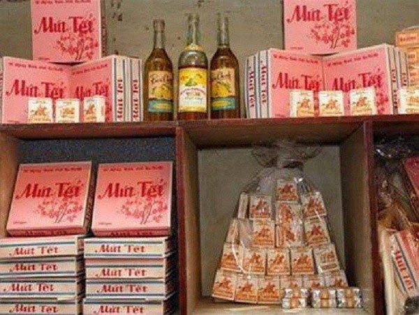 Chia sẻ dưới những hình ảnh Tết xưa, nickname H.D cho biết: "Tết Nguyên đán ngày nay khác thật, mọi người chỉ chăm chăm nghỉ Tết là xem năm na đi du lịch ở đâu? với ai? chứ chẳng như xưa khi cả gia đình quây quần chuẩn bị cho cái Tết ấm cúng".