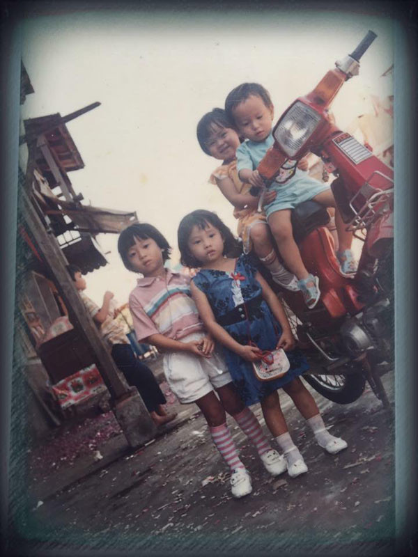 Mới đây, trên một trang MXH đã chia sẻ lại một số hình ảnh Tết xưa, nơi cách chúng ta bây giờ đôi ba thập kỉ hay là nhiều hơn thế nữa chẳng nhớ, nhưng chỉ biết là rất đẹp và thân thương.