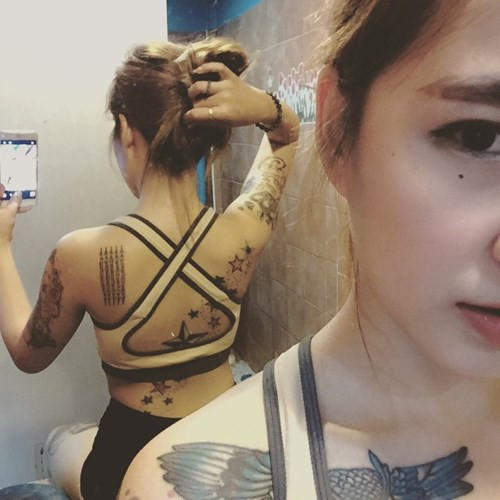 Điều khiến người xem chú ý là cô gái không hề có khuôn mặt lạnh lùng, dáng vẻ sexy chết người mà nổi bật bởi vẻ đẹp xinh tươi, năng động và nụ cười tỏa nắng.