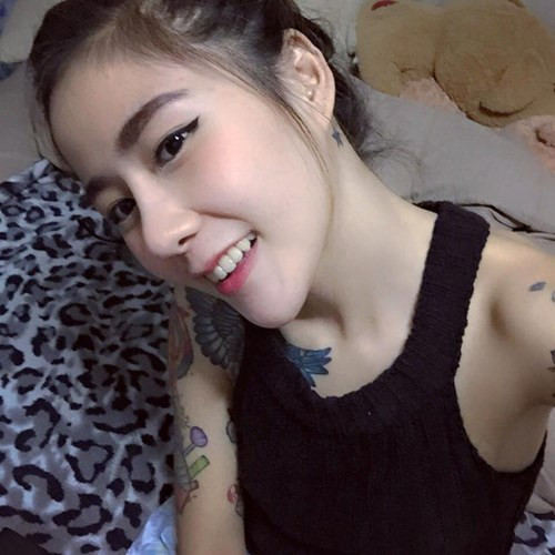 Bên cạnh đó, cô nàng này còn sở hữu những hình xăm hết sức quyến rũ trên cơ thể mình.