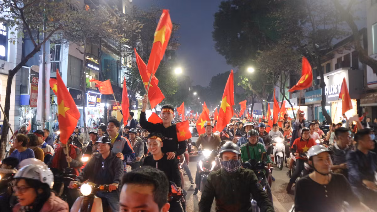 Sau khi loạt đấu súng cân não với U23 Qatar, U23 Việt Nam đã xuất bước vào trận chung kết VCK U23 châu Á. Đây là thành tích chưa từng có trong lịch sử của bóng đá Việt Nam, chính vì thế, người dân Hà Nội cũng như những tỉnh thành trên cả nước đã đổ ra đường ăn mừng.