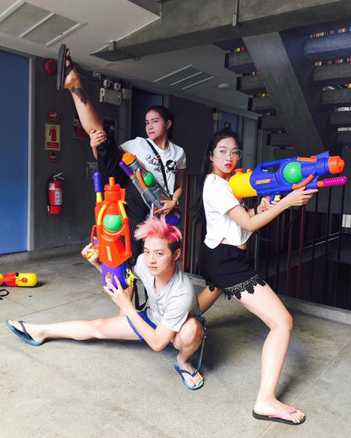 Theo văn hóa cổ truyền Thái, người được té càng nhiều nước sẽ càng may mắn.