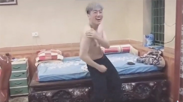 Cư dân mạng còn chế 'Vũ điệu 'đau tay'' thành Vũ điệu bị đánh.