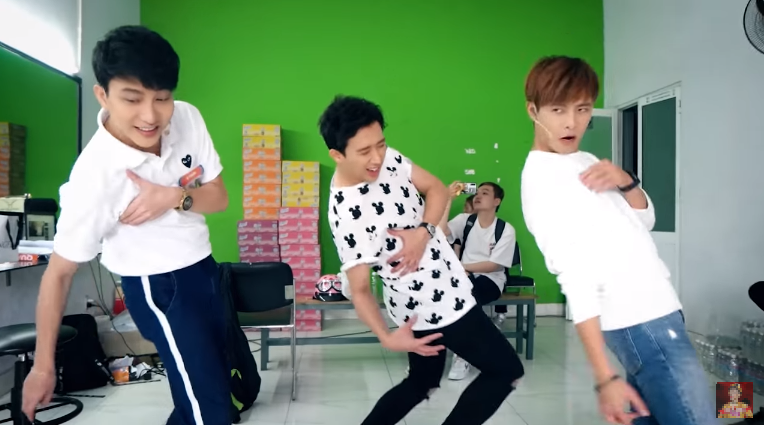 Chắc chắn rằng không để chàng ca sĩ Thái Bình phải chờ đợi, bởi hàng loạt bản cover điệu nhảy đau tay đã được các bạn trẻ thực hiện theo nhiều phiên bản khác nhau.