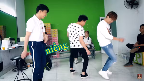 Điều này đưa điệu nhảy đau tay trở thành 1 trong những trào lưu hot hit nhất của năm 2019.