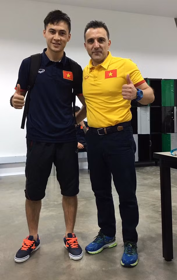 Nhờ chịu khó học nên anh đã có bằng đại học mỹ thuật, nên nếu chia tay Futsal thì một công việc phù hợp khác hoàn toàn có thể mở ra trước mắt anh.