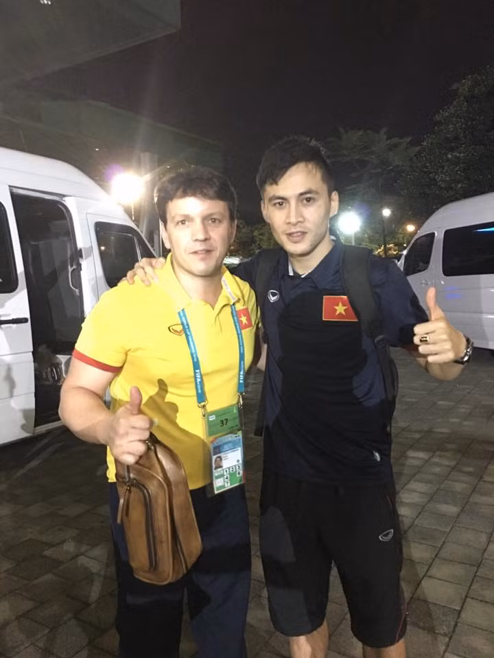 Cùng các đồng đội trở về nhà sau gần 2 tháng đi tập huấn và thi đấu ở nước ngoài, Trần Long Vũ không khỏi bồi hồi khi gặp lại người thân trong gia đình.