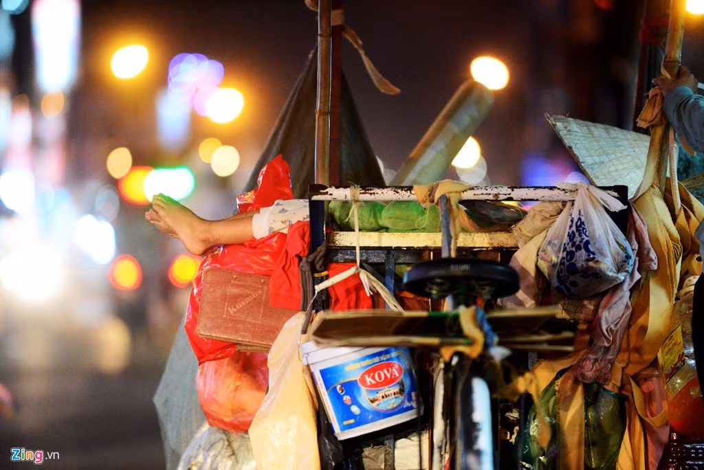 Chị thương những đứa con vì chị mà phải vất vả và sợ một ngày mình ngã xuống thì những đứa con này không biết sống thế nào. Bản thân chị mồ côi cha từ nhỏ, còn mẹ chị hạnh phúc không thành. Rồi đời như trớ trêu khiến những đứa con chị không thể sống cùng cha.