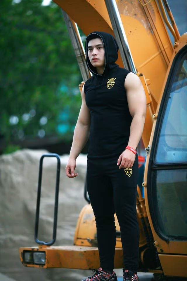 Để có được thân hình "to con", khỏe mạnh như hiện tại, nam cảnh sát đẹp trai Xuân Đức đã phải đổ rất nhiều mồ hôi cũng như nước mắt trong phòng tập.