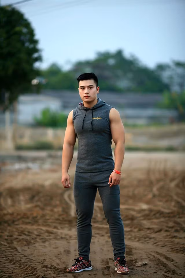 Chàng hot boy cảnh sát Xuân Đức không chỉ sở hữu khuôn mặt điển trai, nam tính mà còn có niềm đam mê “bất tận” với phòng tập gym giúp thân hình, vóc dáng của bản thân được "nâng tầm".