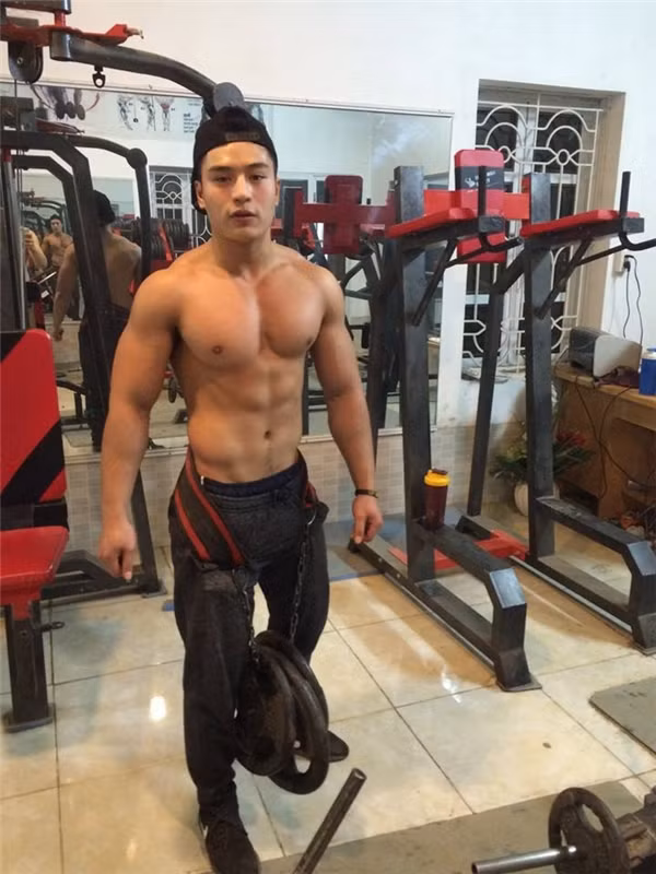 Chính vì đam mê và sở thích cá nhân này đã giúp Xuân Đức có một ngoại hình 6 múi vô cùng quyến rũ, hút hồn người đối diện.