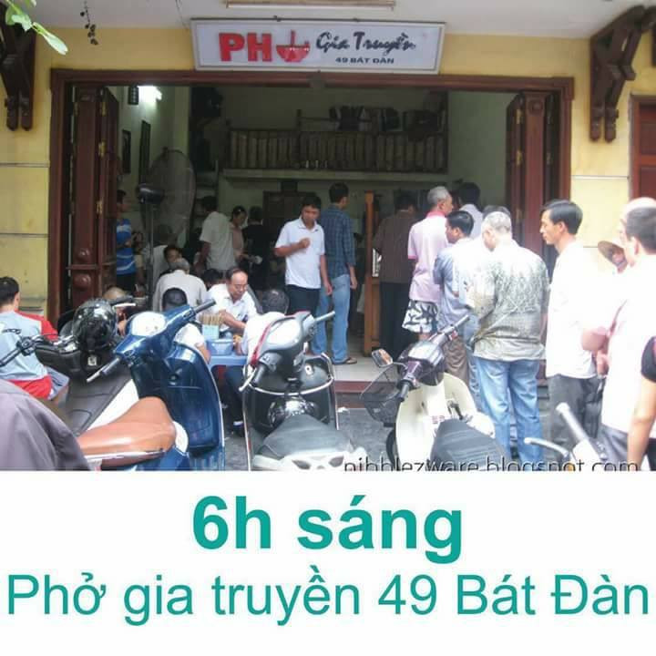 Phở Bát Đàn hay còn được dân mạng đùa nhau là "phở bao cấp" bởi mỗi thực khách tới đây phải lấy số, xếp hàng để ăn phở. Tuy nhiên, sự "khó chịu" này sẽ được trả công bằng một bát phở bò chuẩn vị truyền thống Hà thành.