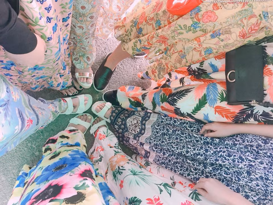 Team khoe váy trá hình, dép thì mỗi cô một loại.