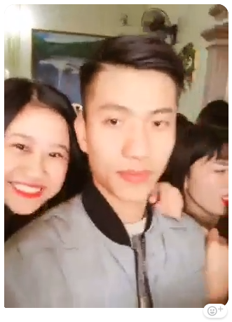 Sau buổi lễ mừng công, nhiều CĐV còn tìm đến nhà Phan Văn Đức để chúc mừng cầu thủ của U23 Việt Nam. Đặc biệt, có rất nhiều fan nữ đã vây quanh tiền vệ trẻ này để chụp hình với anh.