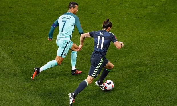 Trong những phút đầu tiên của hiệp đấu thứ hai, cả hai đội vẫn chủ động phòng ngự vững chắc nơi sân nhà và bóng vẫn chủ yếu tập trung ở khu vực giữa sân. Trong khi đó, hai cầu thủ thu hút được sự chú ý nhất đó là Cris Ronaldo và Bale đều bị "chăm sóc" khá cẩn thận.