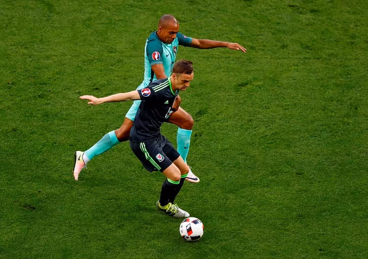 Cơ hội nguy hiểm đầu tiên của trận đấu đến ở phút 19' và nó thuộc về các cầu thủ bị đánh giá yếu hơn Xứ Wales. Từ quả đá phạt góc của Ledley, Bale trong tư thế không bị ai kèm tung cú dứt điểm rất mạnh bằng chân trái sở trường đưa bóng bay vọt xà ngang.