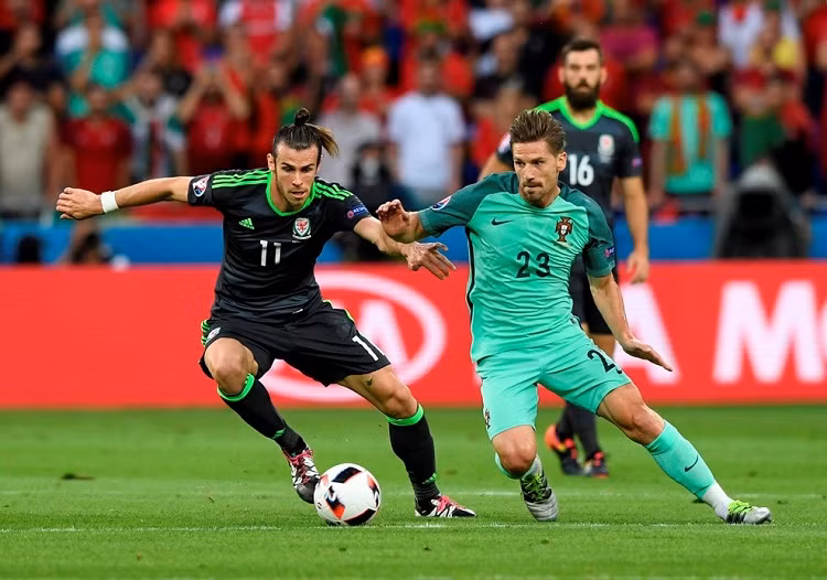 Những phút tiếp theo thế trận cân bằng, xét về sự sắc sảo trong những đợt lên bóng thì Xứ Wales tỏ ra nhỉnh hơn một chút. Đa phần bóng chủ yếu lăn ở giữa sân nơi cả hai đội đều muốn giữ bóng càng xa khung thành của mình càng tốt. Sự thận trọng trong lối chơi đã khiến trận đấu bị bóp nghẹt và gần như rất ít những tình huống nguy hiểm.