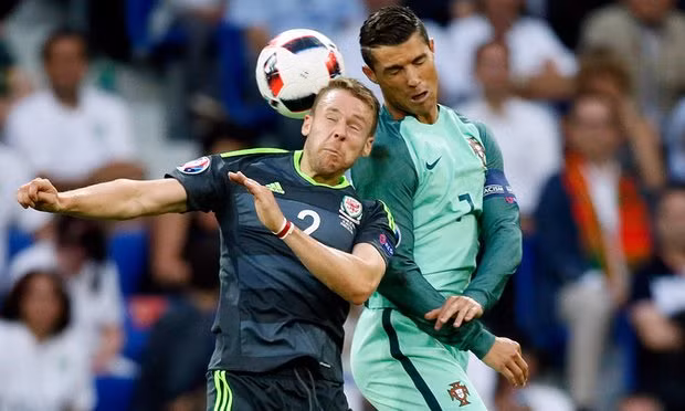 45 phút đầu tiên của trận bán kết VCK Euro 2016 giữa Bồ Đào Nha và Xứ Wales kết thúc với tỷ số 0-0. Đây là kết quả phản ánh đúng cục diện của hiệp một khi cả hai đội đều quá cẩn trọng trong lối chơi khiến những tình huống đột phá bất ngờ trở nên hiếm hoi.