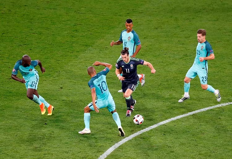 Việc bị kèm cặp quá chặt, Bale gần như biến mất trên sân. Cứ mỗi khi có bóng, cầu thủ này bị ít nhất 4 cầu thủ của Bồ Đào Nha vây chặt. Trận đấu càng trôi về những phút cuối, Cris Ronaldo và đồng đội vẫn tiếp tục gia tăng sức ép lên khung thành của Hennessey.