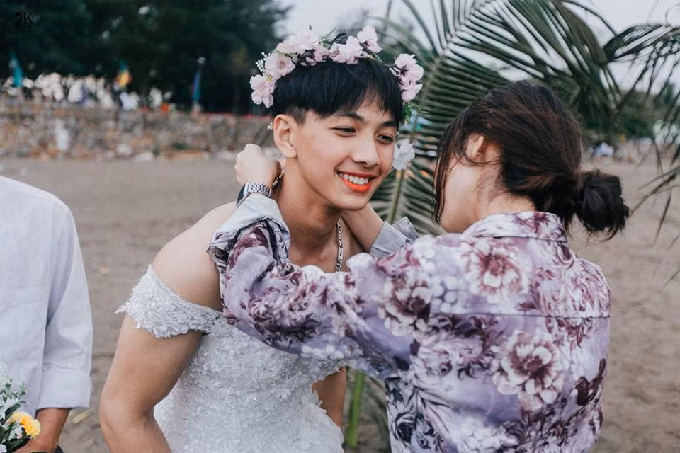 Còn nickname Tuấn Hoàng chia sẻ: "Đẹp quá, ai bảo là chỉ con gái mặc váy cưới đẹp, nhìn vào đây mà xem các bạn nữ nhé">