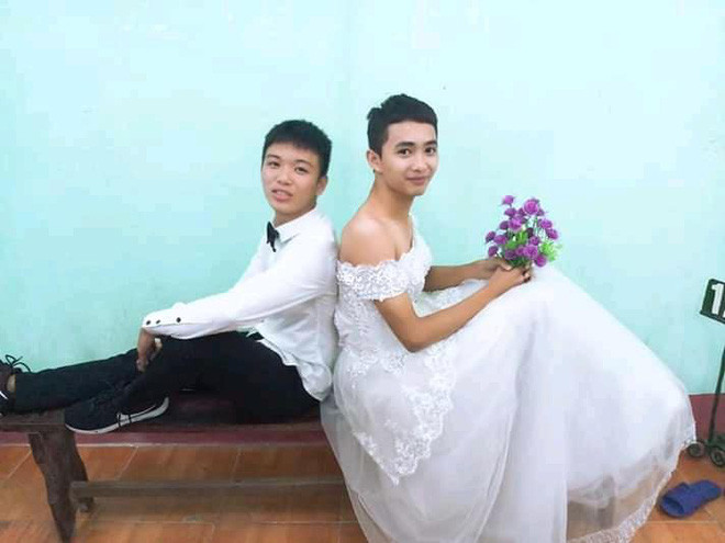 Loạt ảnh này chụp một số bạn nam diện váy cưới trắng muốt, tạo dáng chụp ảnh ở hành lang, cầu thang, trong khuôn viên trường học.
