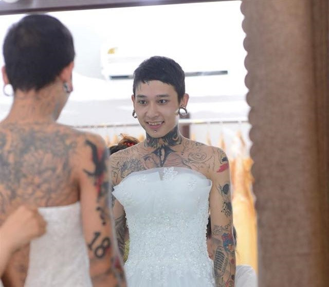 Trước đó, có rất nhiều các nam sinh đã thử sức với váy cô dâu.