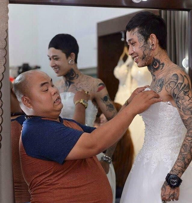 Các chàng trai khi mặc váy cưới nhận được rất nhiều lời khen ngợi từ dân mạng về sự tự tin.