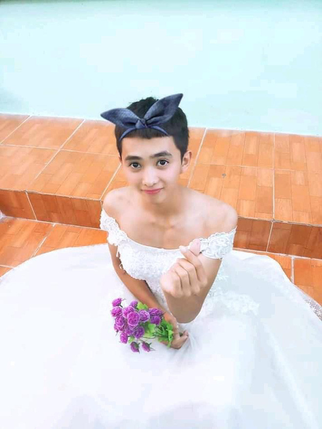Mới đây trên MXH, dân mạng được phen lao đao vì những bức ảnh nam sinh diện váy cưới chụp ảnh ở trường học.