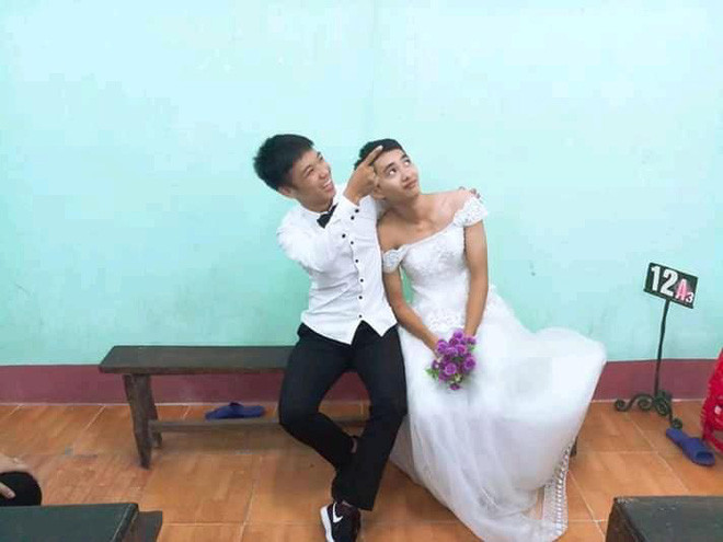 Thần thái của các nam sinh trong ảnh cực khó đỡ. Biểu cảm này khiến người xem ảnh ai cũng phải cười ngất.