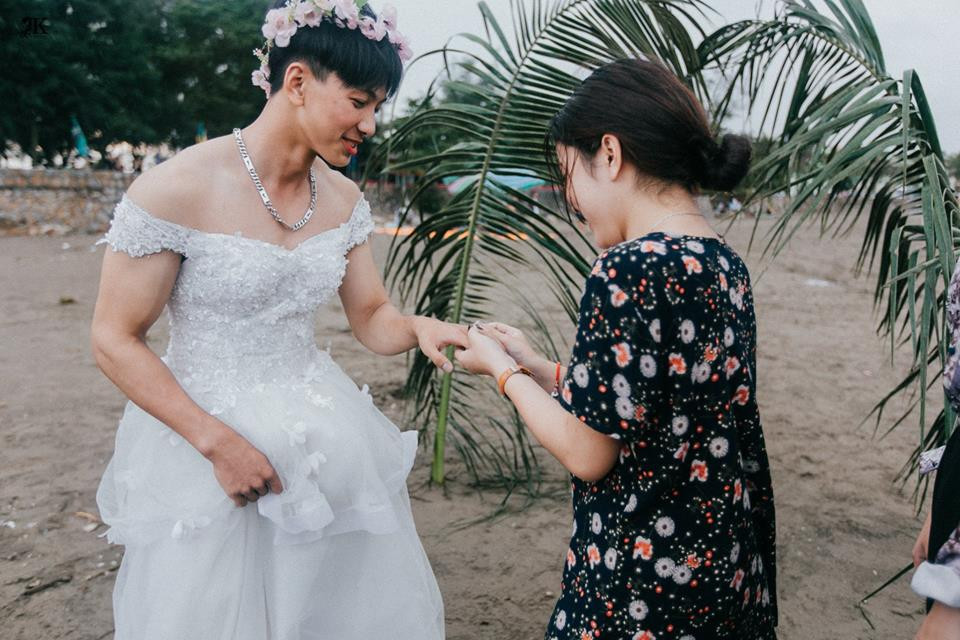 Nickname Bình Thiên chia sẻ: "Sinh viên thời nay có vẻ rảnh rỗi, vẽ ra 1.001 thứ trò để nghịch ngợm, bái phục luôn".