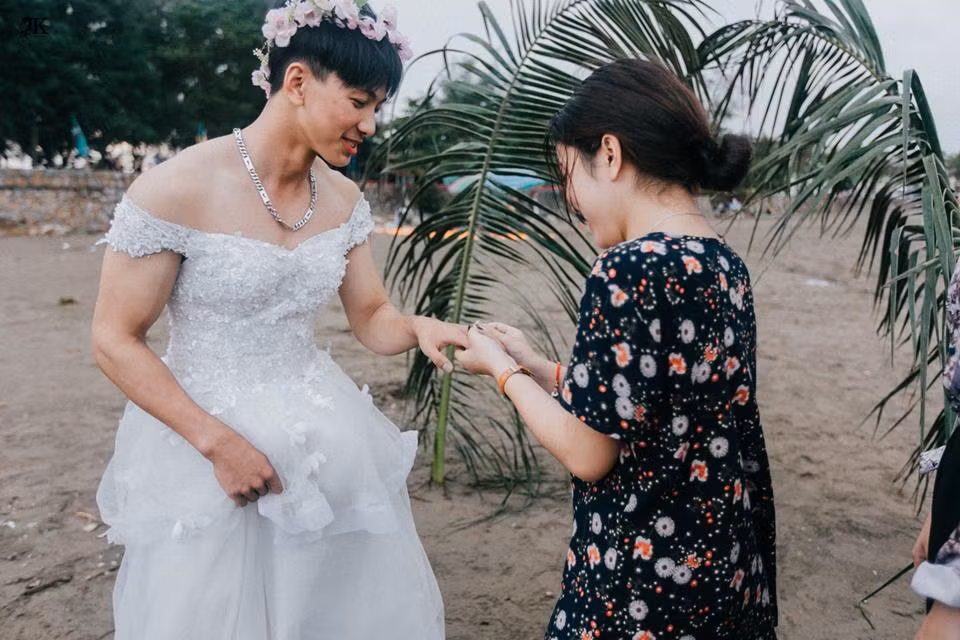 Nickname Bình Thiên chia sẻ: "Sinh viên thời nay có vẻ rảnh rỗi, vẽ ra 1.001 thứ trò để nghịch ngợm, bái phục luôn".