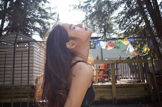 Tất nhiên, cộng đồng mạng đã không khiến chàng trai thất vọng, mọi thông tin về nữ nhân viên nhanh chóng được tìm ra. Đó là Du Đồng Uy, sinh năm 1996, đến từ Đài Bắc (Đài Loan).