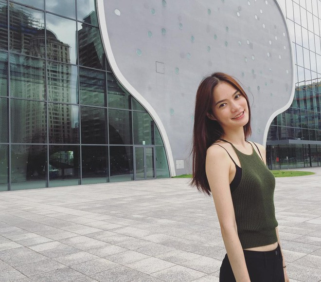 Cuối cùng, chàng trai đã không nhịn được mà lén chụp một bức ảnh của nữ nhân viên bán xe ô tô với hy vọng cư dân mạng sẽ giúp anh tìm được danh tính.