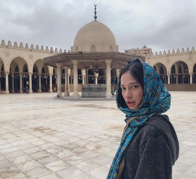 Đồng Uy mới làm việc tại salon ô tô này được mấy tháng. Trước đó, cô nàng từng có kinh nghiệm diễn xuất và làm MC.