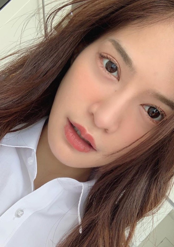 Nhan sắc đẹp lạ, vóc dáng cao gầy cùng thần thái dịu dàng của Du Đồng Uy đã nhận được không ít lời khen ngợi từ cư dân mạng.