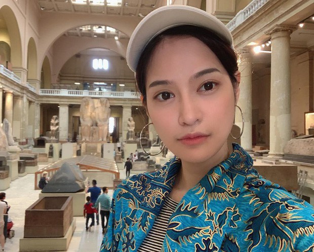 Phía dưới phần bài viết của anh chàng mua ô tô nhận được vô vàn bình luận của dân mạng, điển hình như: "Cô gái ơi, anh muốn em giới thiệu giúp anh, anh phải đi xe gì thì mới có thể chở em trên đó?", "Xinh ghê, xinh thế này đi làm diễn viên cũng được, vất vả bán xe làm chi".